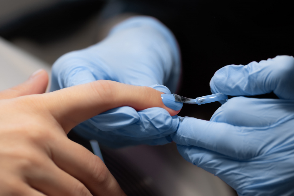 انتقال ایدز از طریق کاشت ناخن و لاک ناخن