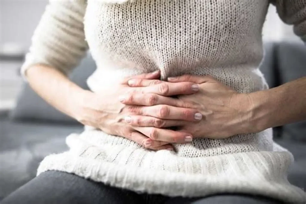 ماساژ شکم با روغن زیتون برای یبوست