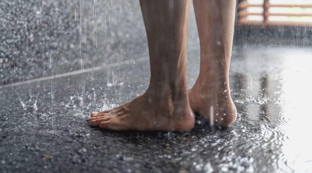 ادرار کردن در دوش