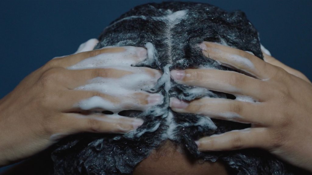 روش صحیح شامپو زدن موی سر که حرفه‌ای‌ها می‌دانند!