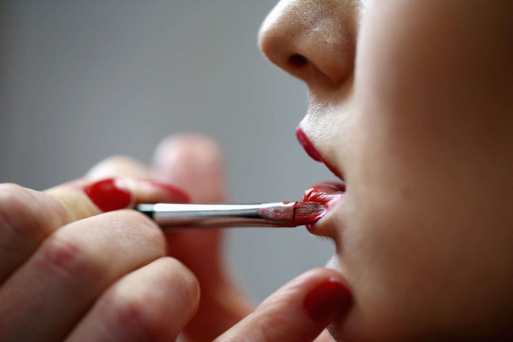 زیاده‌روی در آرایش نکنید