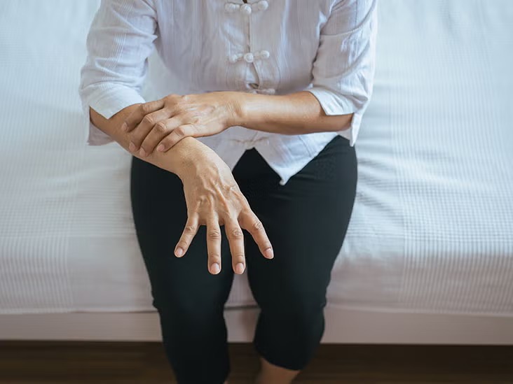 لرزش بدن را جدی بگیرید! کمبود چه ویتامینی باعث لرزش بدن می‌شود؟