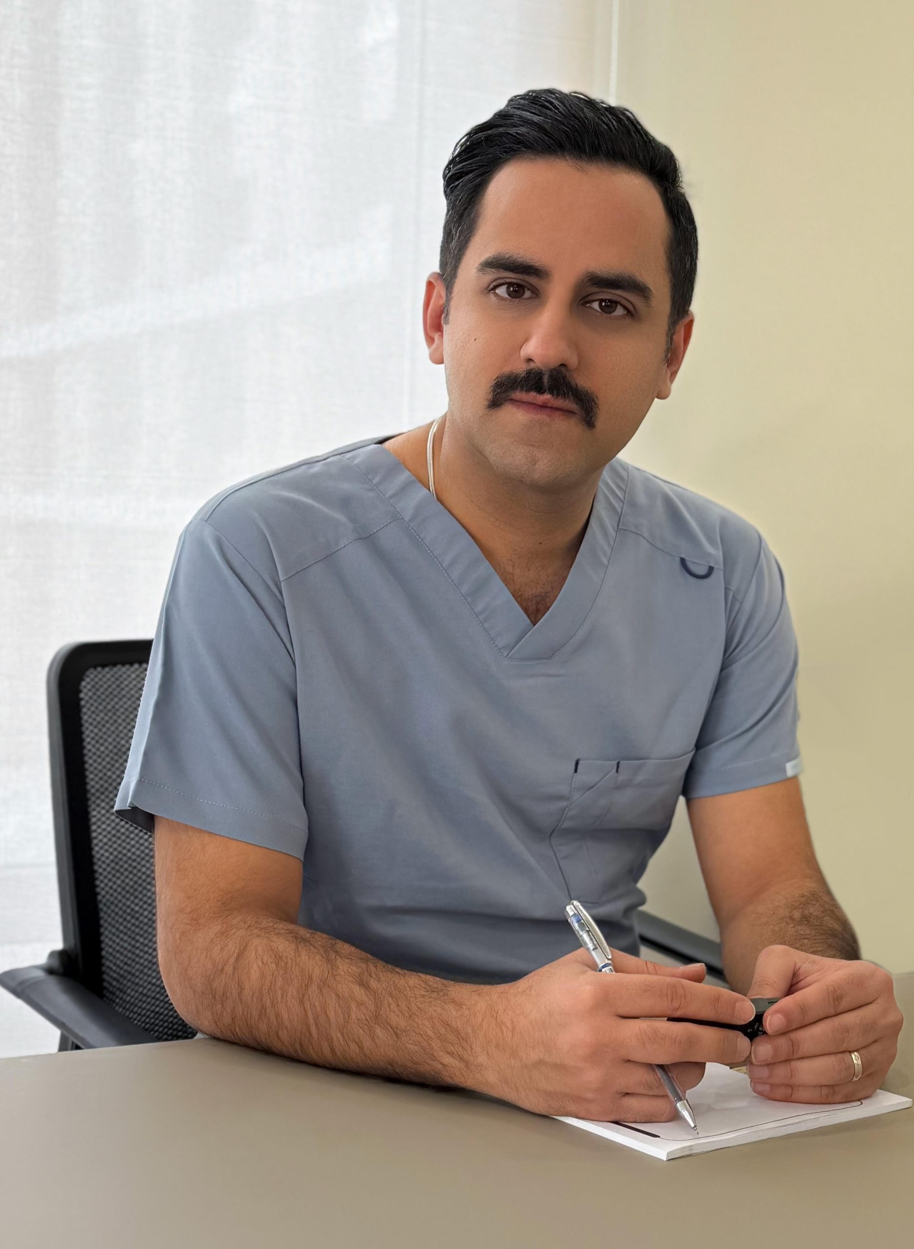 معرفی دکتر مجید قاسمی معبود؛ متخصص زیبایی پوست و مو + پیشگام در تکنیک‌های جوانسازی صورت