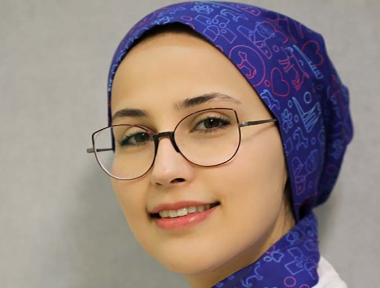 معرفی دکتر مبینا کمانی | متخصص جراحی لثه و ایمپلنت دندان در اراک