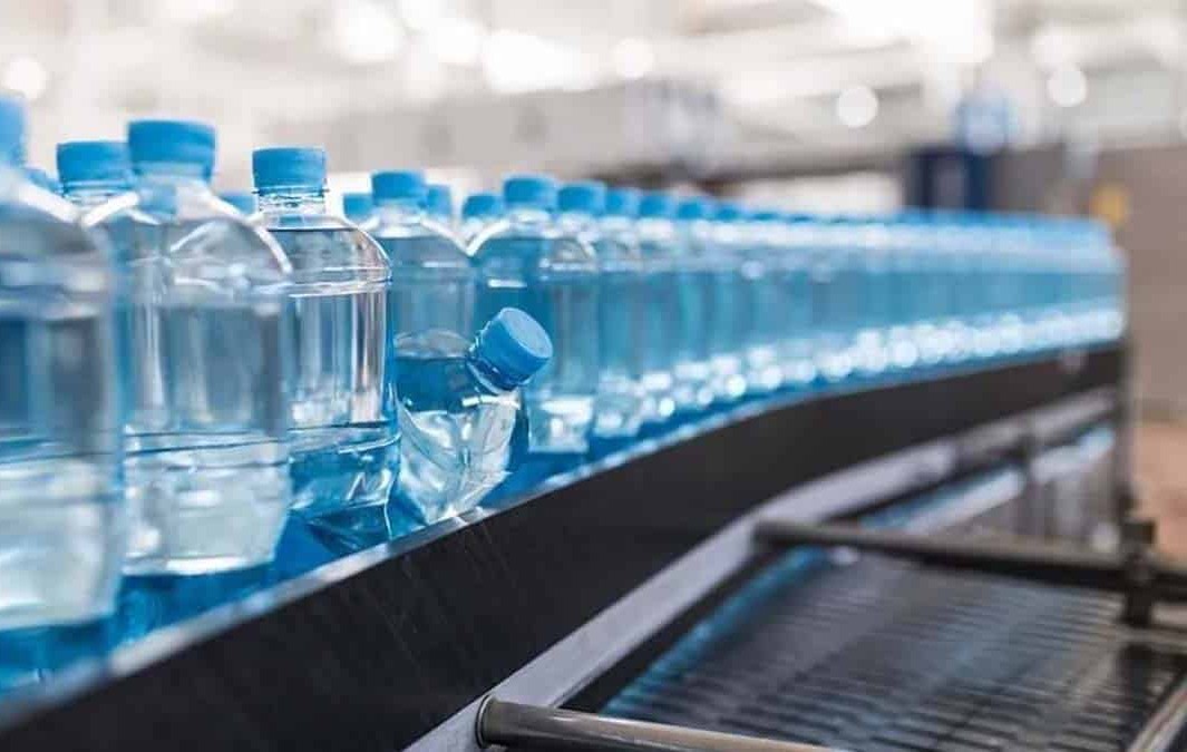 تفاوت آب مقطر و آب دیونیزه | راهنمای خرید و کاربردها