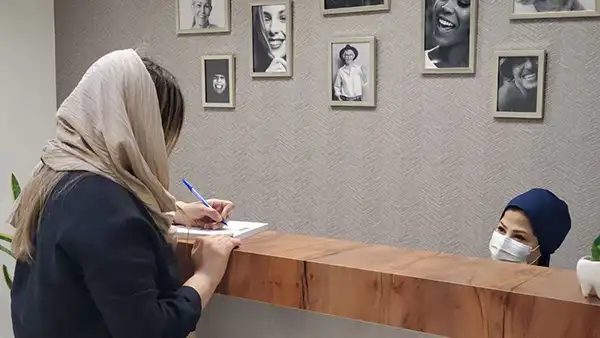 معرفی مطب دکتر مبینا کمانی | مرکز تخصصی ایمپلنت و جراحی لثه در اراک