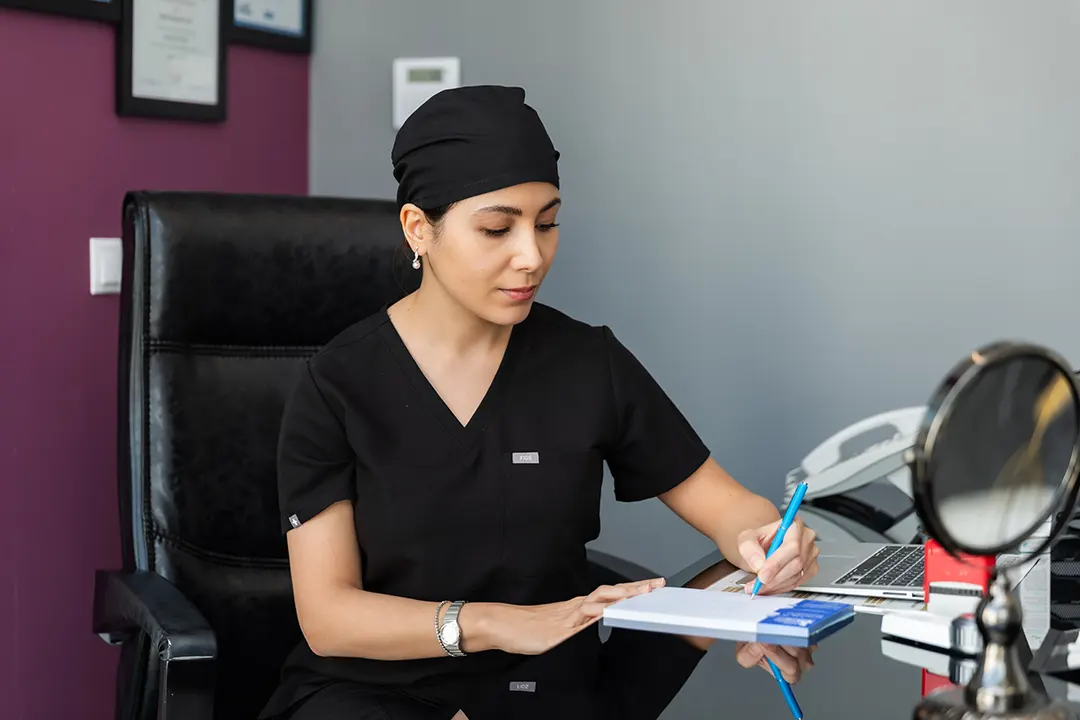 دکتر عاطفه فرامرزی | متخصص پیشرو در پوست، مو و زیبایی